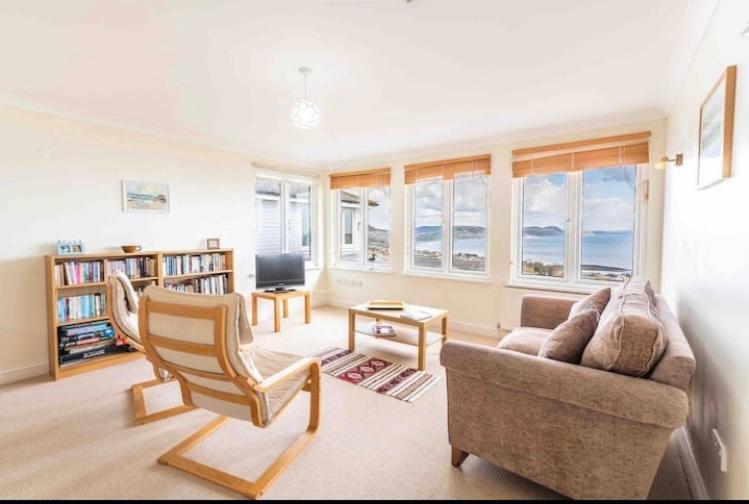 Fantastic Spacious House With Beautiful Panoramic Views Of The Bay Only A Few Minutes Walk From Beach Harbour And Restaurants This House Has 3 Bedrooms 3 Bathrooms And 2 Lovely Sitting Rooms Lyme Regis Buitenkant foto