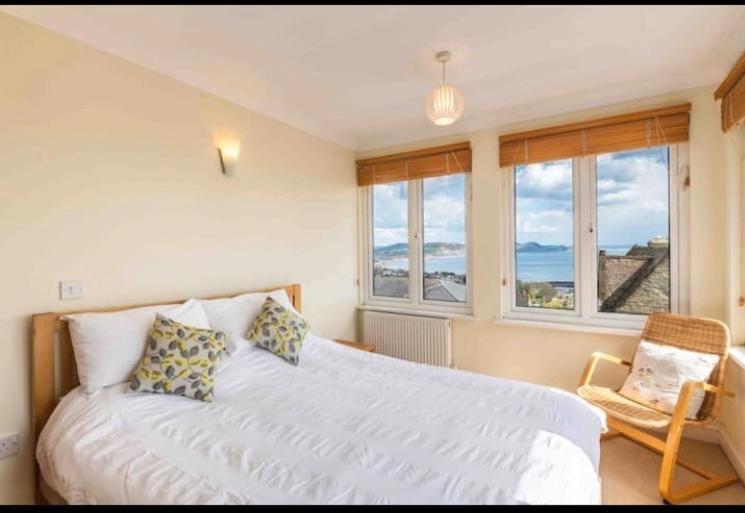 Fantastic Spacious House With Beautiful Panoramic Views Of The Bay Only A Few Minutes Walk From Beach Harbour And Restaurants This House Has 3 Bedrooms 3 Bathrooms And 2 Lovely Sitting Rooms Lyme Regis Buitenkant foto