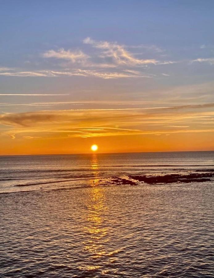 Fantastic Spacious House With Beautiful Panoramic Views Of The Bay Only A Few Minutes Walk From Beach Harbour And Restaurants This House Has 3 Bedrooms 3 Bathrooms And 2 Lovely Sitting Rooms Lyme Regis Buitenkant foto