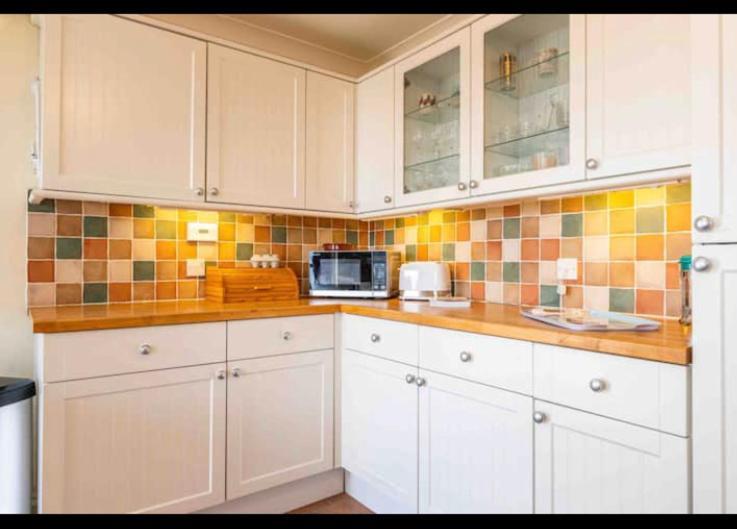 Fantastic Spacious House With Beautiful Panoramic Views Of The Bay Only A Few Minutes Walk From Beach Harbour And Restaurants This House Has 3 Bedrooms 3 Bathrooms And 2 Lovely Sitting Rooms Lyme Regis Buitenkant foto