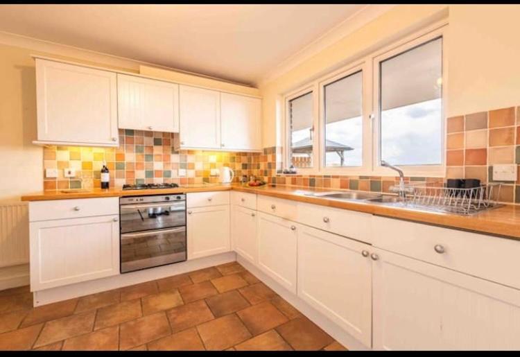 Fantastic Spacious House With Beautiful Panoramic Views Of The Bay Only A Few Minutes Walk From Beach Harbour And Restaurants This House Has 3 Bedrooms 3 Bathrooms And 2 Lovely Sitting Rooms Lyme Regis Buitenkant foto