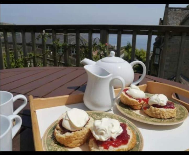 Fantastic Spacious House With Beautiful Panoramic Views Of The Bay Only A Few Minutes Walk From Beach Harbour And Restaurants This House Has 3 Bedrooms 3 Bathrooms And 2 Lovely Sitting Rooms Lyme Regis Buitenkant foto