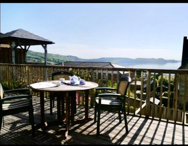 Fantastic Spacious House With Beautiful Panoramic Views Of The Bay Only A Few Minutes Walk From Beach Harbour And Restaurants This House Has 3 Bedrooms 3 Bathrooms And 2 Lovely Sitting Rooms Lyme Regis Buitenkant foto